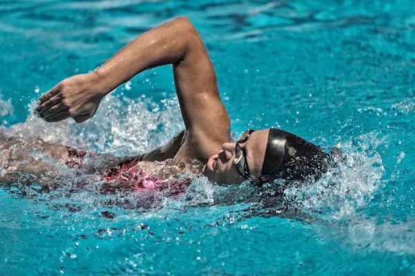 Athlète féminine nageant — Photo