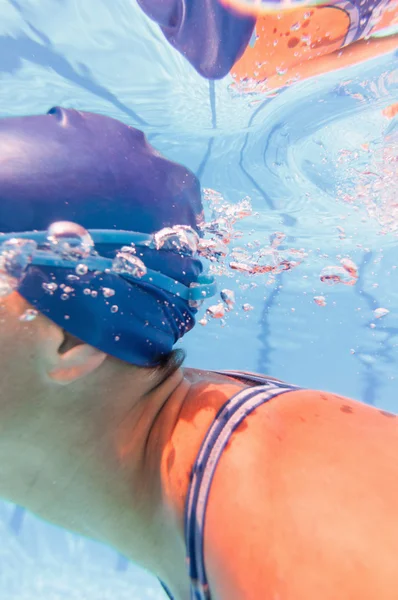 Női úszó légzés — Stock Fotó