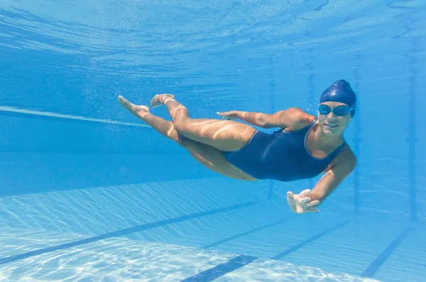 Frau schwimmt unter Wasser — Stockfoto