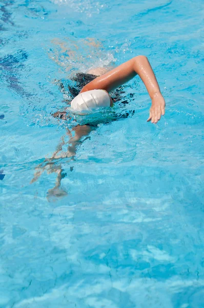 Kraul pływanie kierunku aparatu — Zdjęcie stockowe