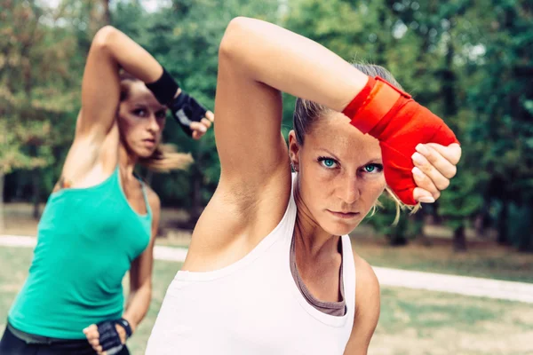 Γυναίκες κατά τη διάρκεια της κατάρτισης Taebo — Φωτογραφία Αρχείου