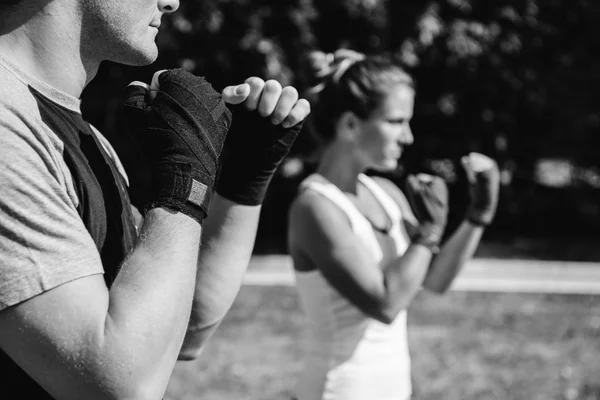 Vrouw en man doen Taebo opleiding — Stockfoto