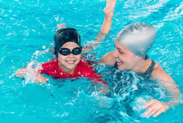 Liten pojke att ha roligt i poolen — Stockfoto