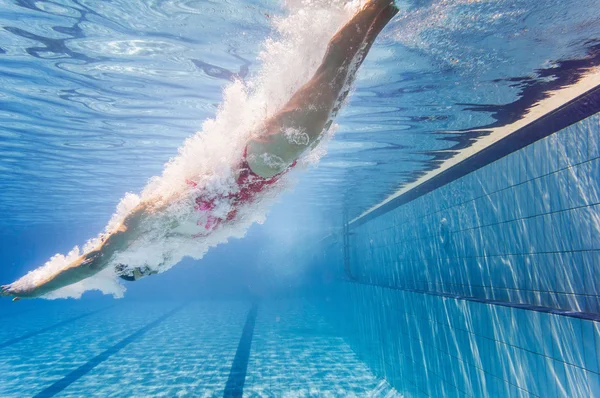 Femme plonge dans la piscine — Photo