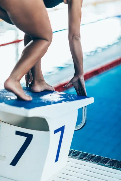 Schwimmerin auf Startposition — Stockfoto