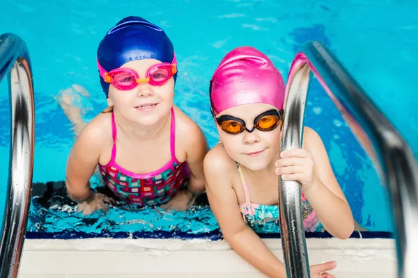 Små jenter i svømmebasseng – stockfoto