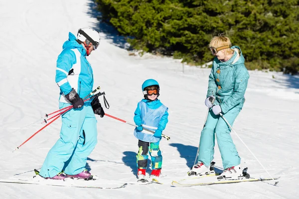Сім'я на гірських лижах — стокове фото