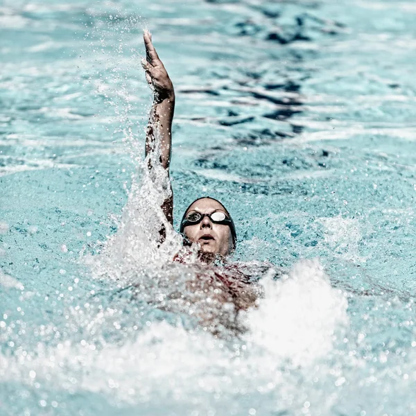 Sportswoman 수영 배영 — 스톡 사진