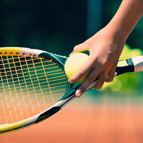 Tennisspielerin beim Aufschlag — Stockfoto