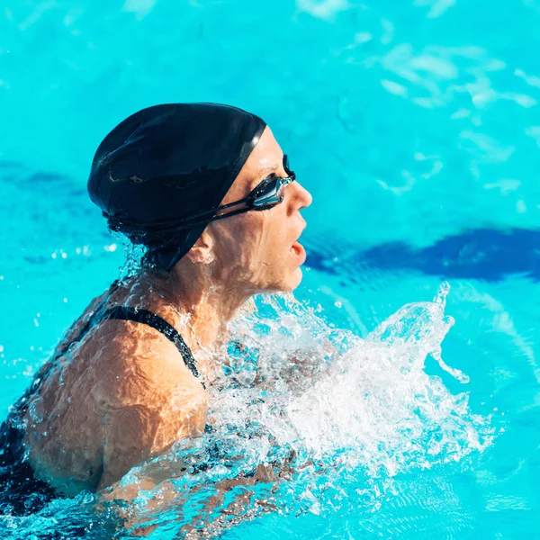 Atleta femenina nadando en la piscina —  Fotos de Stock