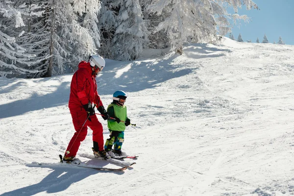 Instruktor lyžování a malého chlapce — Stock fotografie