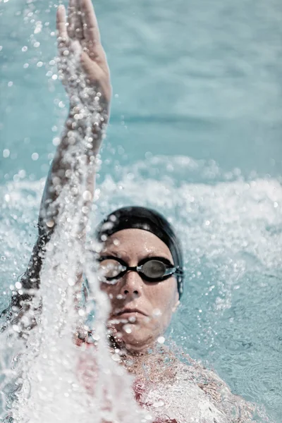 Sportskvinne med ryggsvømming – stockfoto