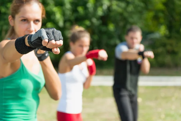 Tae Bo teamträning i park — Stockfoto