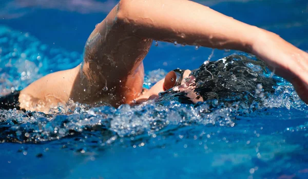 Competitivo frente rastejar natação — Fotografia de Stock