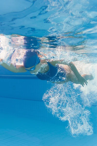 女人潜入游泳池 — 图库照片