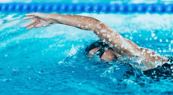 Nadadora femenina en acción — Foto de Stock