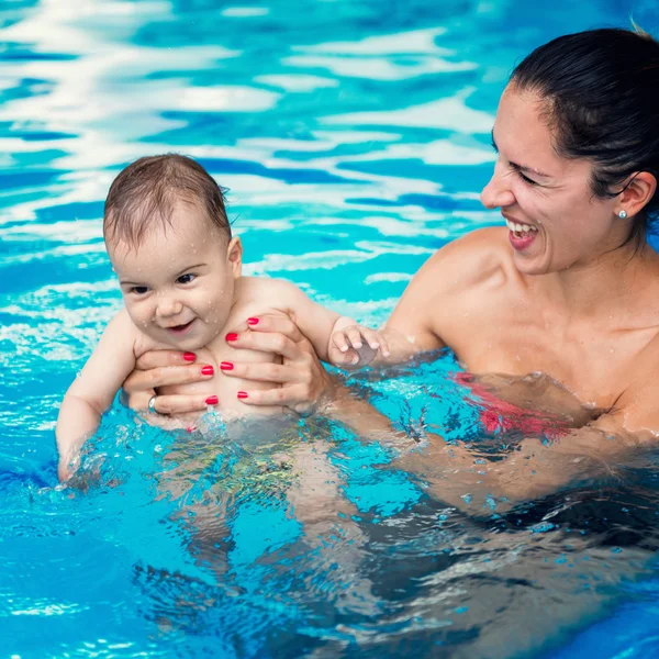 Menino na piscina — Fotografia de Stock