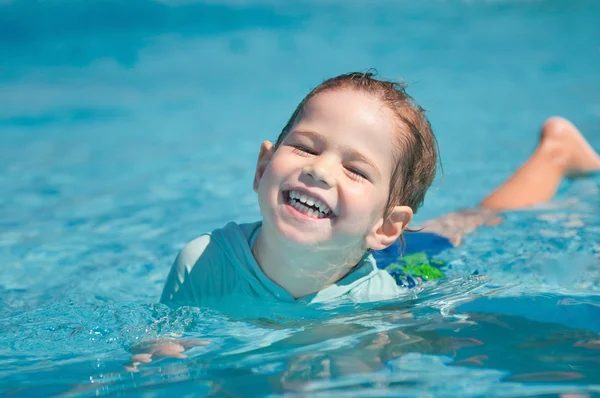 Jovem animado com natação — Fotografia de Stock
