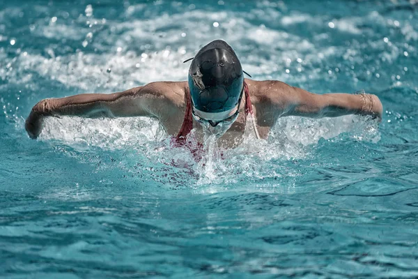 Nadador realizando natação estilo borboleta — Fotografia de Stock