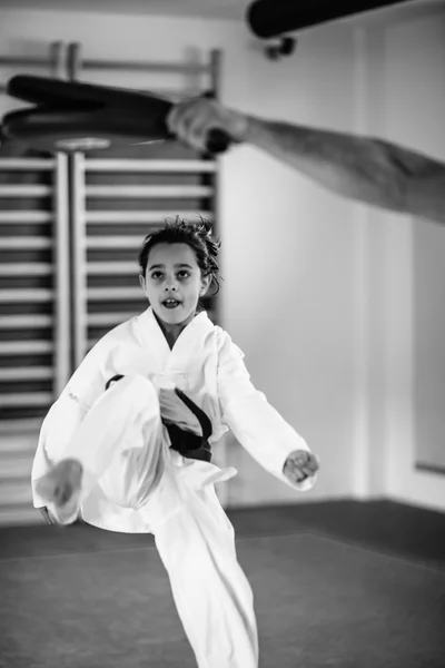 Chica durante el entrenamiento de artes marciales —  Fotos de Stock