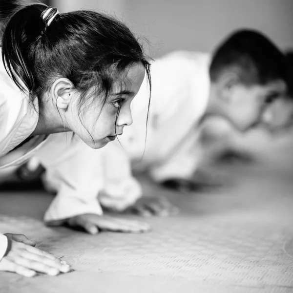 Taekwondo chica en el entrenamiento de artes marciales — Foto de Stock