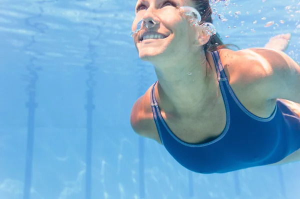 Frau schwimmt unter Wasser — Stockfoto