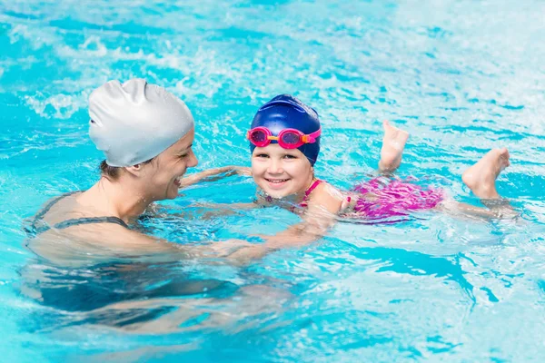 Femme et fille s'amuser dans la piscine — Photo