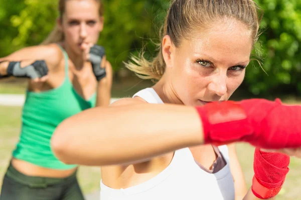 拳击有氧训练期间的妇女 — 图库照片