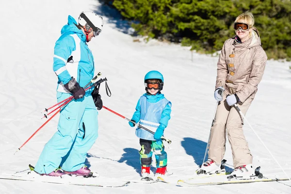 Familia en pista de esquí — Foto de Stock