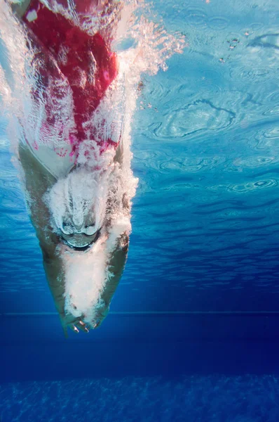 Mujer bucea en la piscina — Foto de Stock