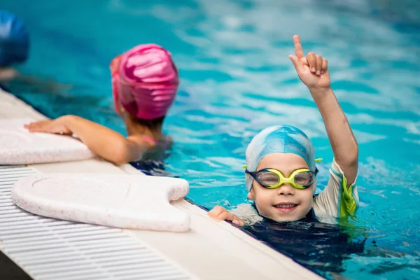 Swimming class for little children — Stock Photo, Image