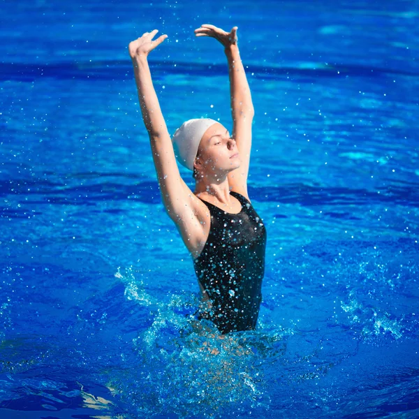 女子游泳运动员表演把戏 — 图库照片