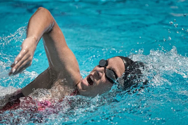 Kvinnelig idrettsutøver som svømmer foran – stockfoto