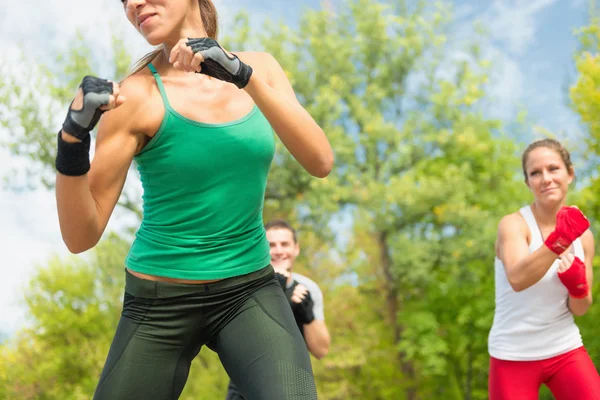 Treinamento de equipe Tae Bo no parque — Fotografia de Stock