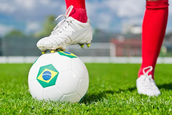 Jugador de fútbol con pie en la pelota — Foto de Stock