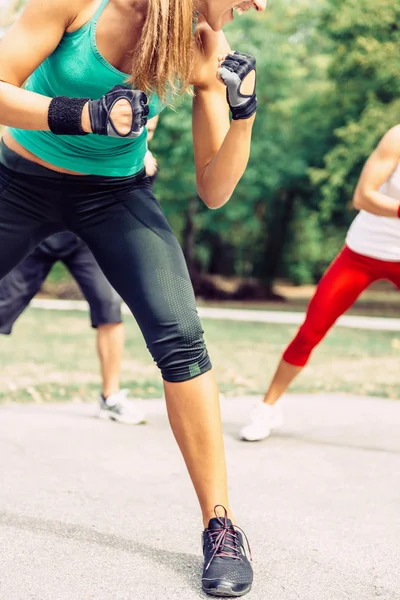 Tae Bo teamträning i park — Stockfoto