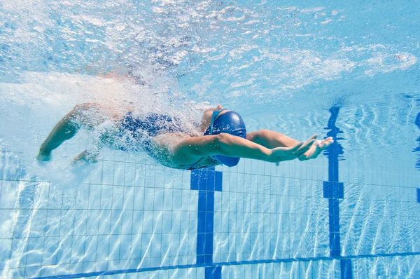 Nő a merülés a medence — Stock Fotó
