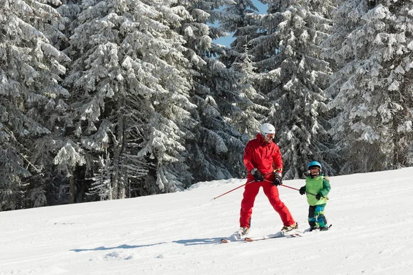 Ski instructeur werken met jongen — Stockfoto