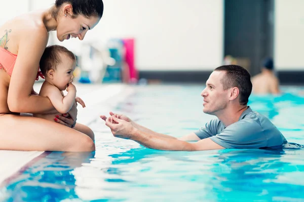 Bebê entrando piscina — Fotografia de Stock