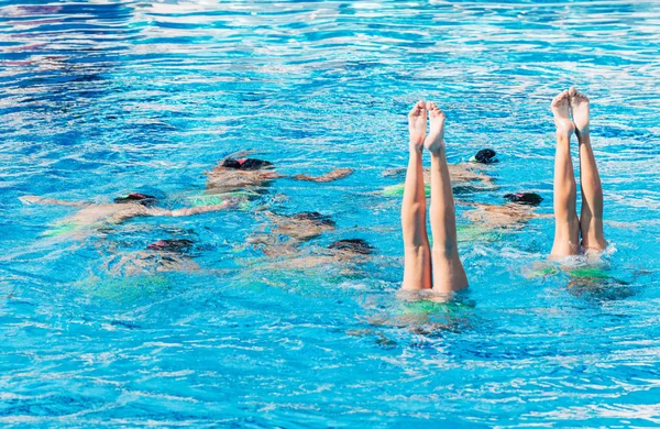 Synchronized pływacy wydajności z nogi — Zdjęcie stockowe