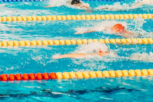 경쟁에서 수영 스포츠맨 — 스톡 사진