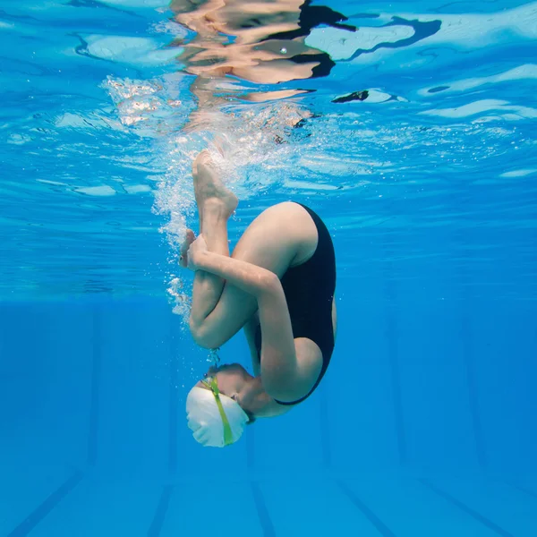 Schwimmerin kopfüber positioniert — Stockfoto