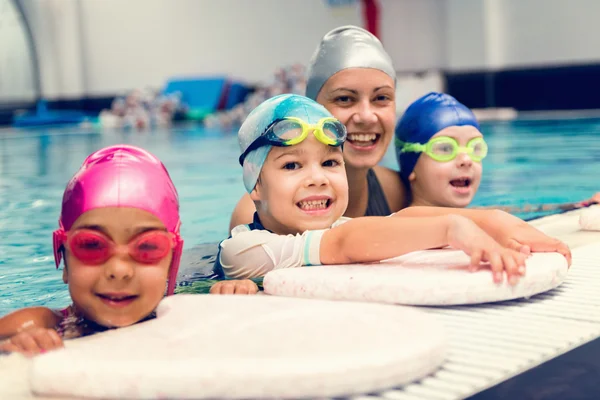 Kids with swimming instructor — Stock Photo, Image