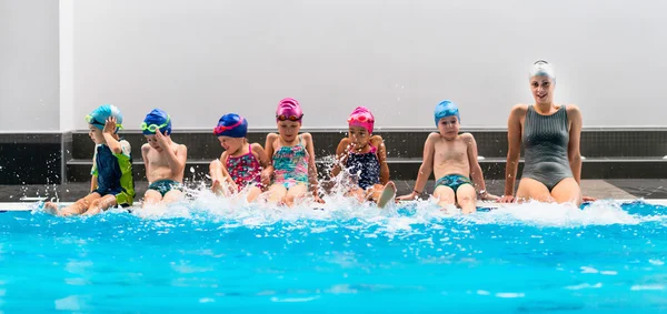 Instrutor de natação se divertindo com crianças — Fotografia de Stock