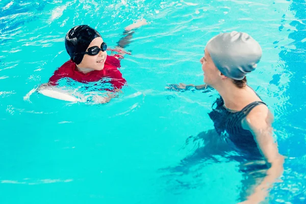 Little child learning to swim — Stock Photo, Image