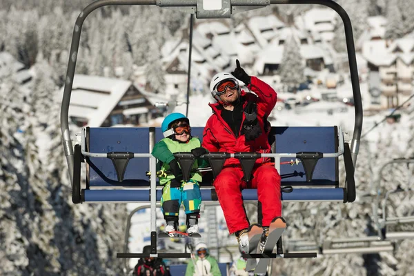Ojciec i syn na Wyciąg narciarski — Zdjęcie stockowe