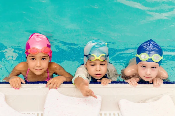 Lindos niños en la piscina — Foto de Stock