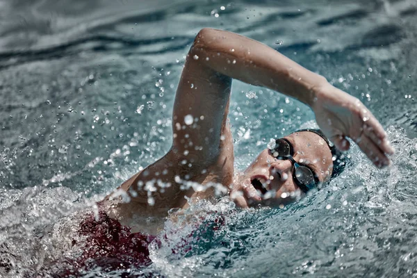 Svømmer sportskvinde på konkurrence - Stock-foto