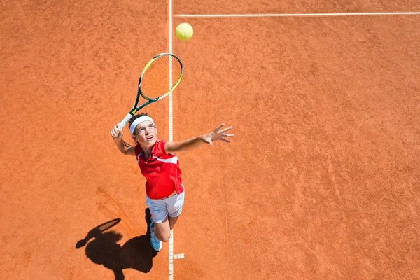 Jugadora de tenis sirviendo — Foto de Stock