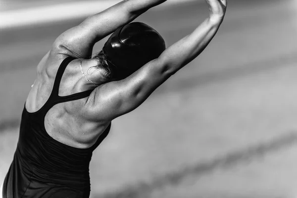 Visão traseira do aquecimento feminino para nadar — Fotografia de Stock